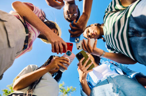 Le téléphone portable, nouvel allié (ou danger ?) de la santé sexuelle des jeunes au Togo