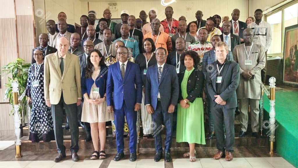 Photo des partipants après la cérémonie d'ouverture